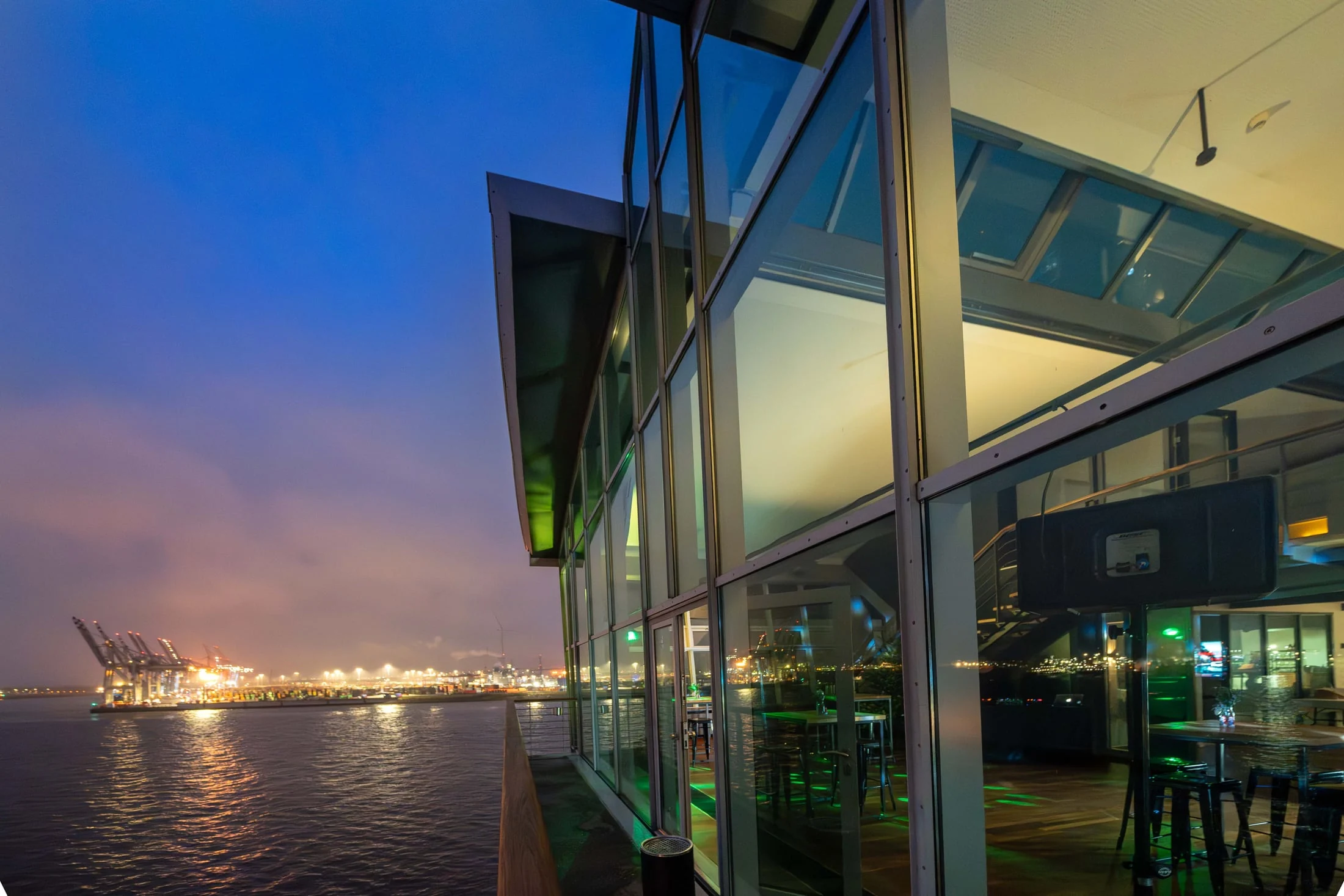 Hafenlocation Hamburgs glasfacade lige ved Elbens bred