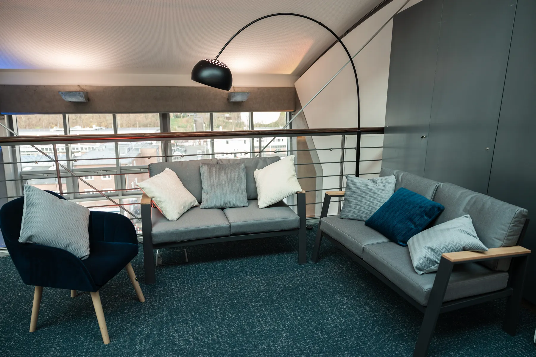 Lounge med dagslys og udsigt over Elben